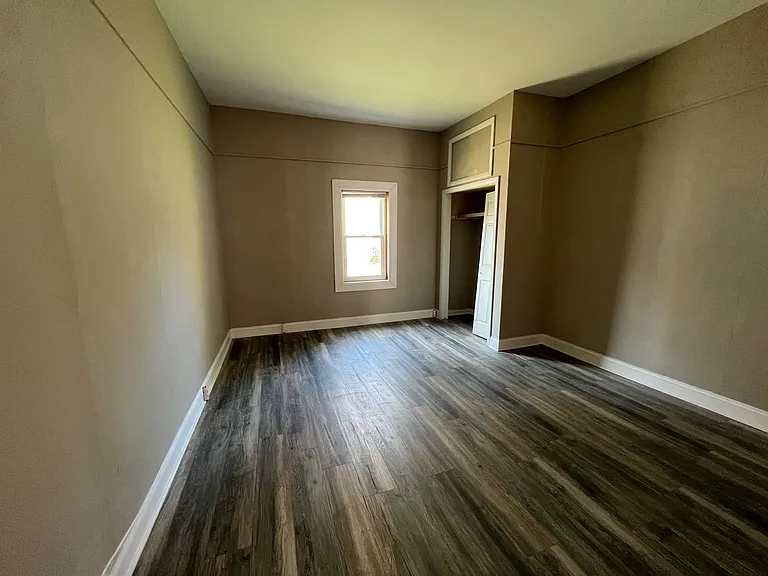 141 E Walnut St — Photo 6
