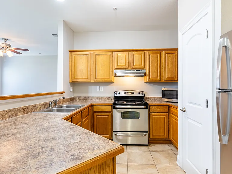 Oceanaire Apartments — Photo 8
