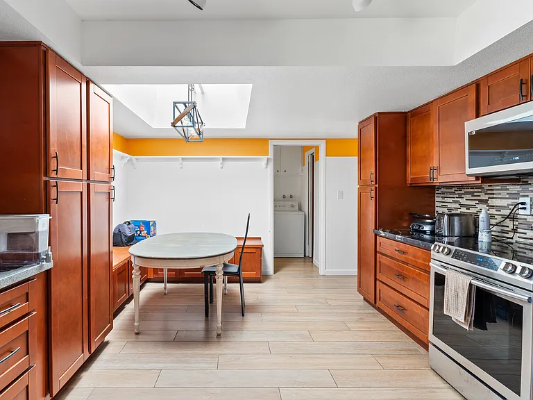 3905 S Elm St — Photo 2