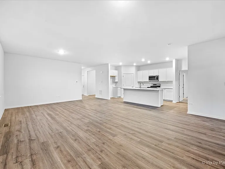 301 Westminster Ct — Photo 7