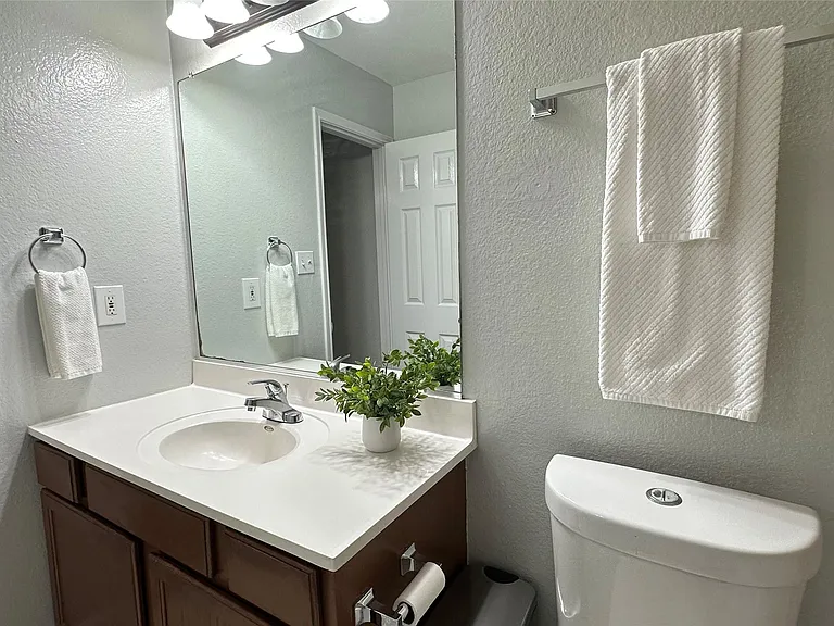 13731 Biggs St — Photo 21