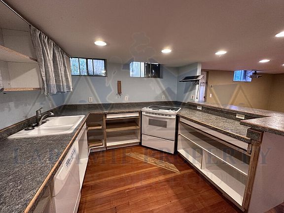 3rd image of 916 Grand Ave #1/2