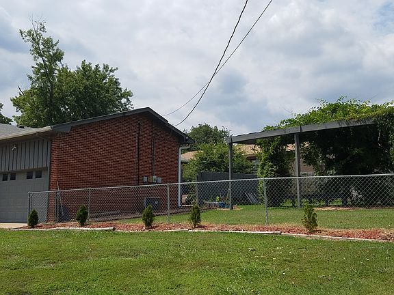 Large fenced back yard 