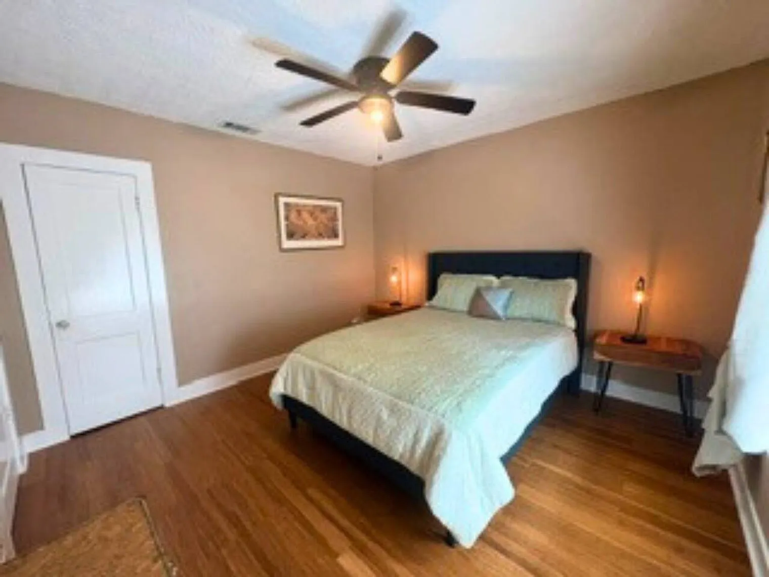 2 bed, 1.0 bath, 1517 sqft, $2,062 — Photo 4