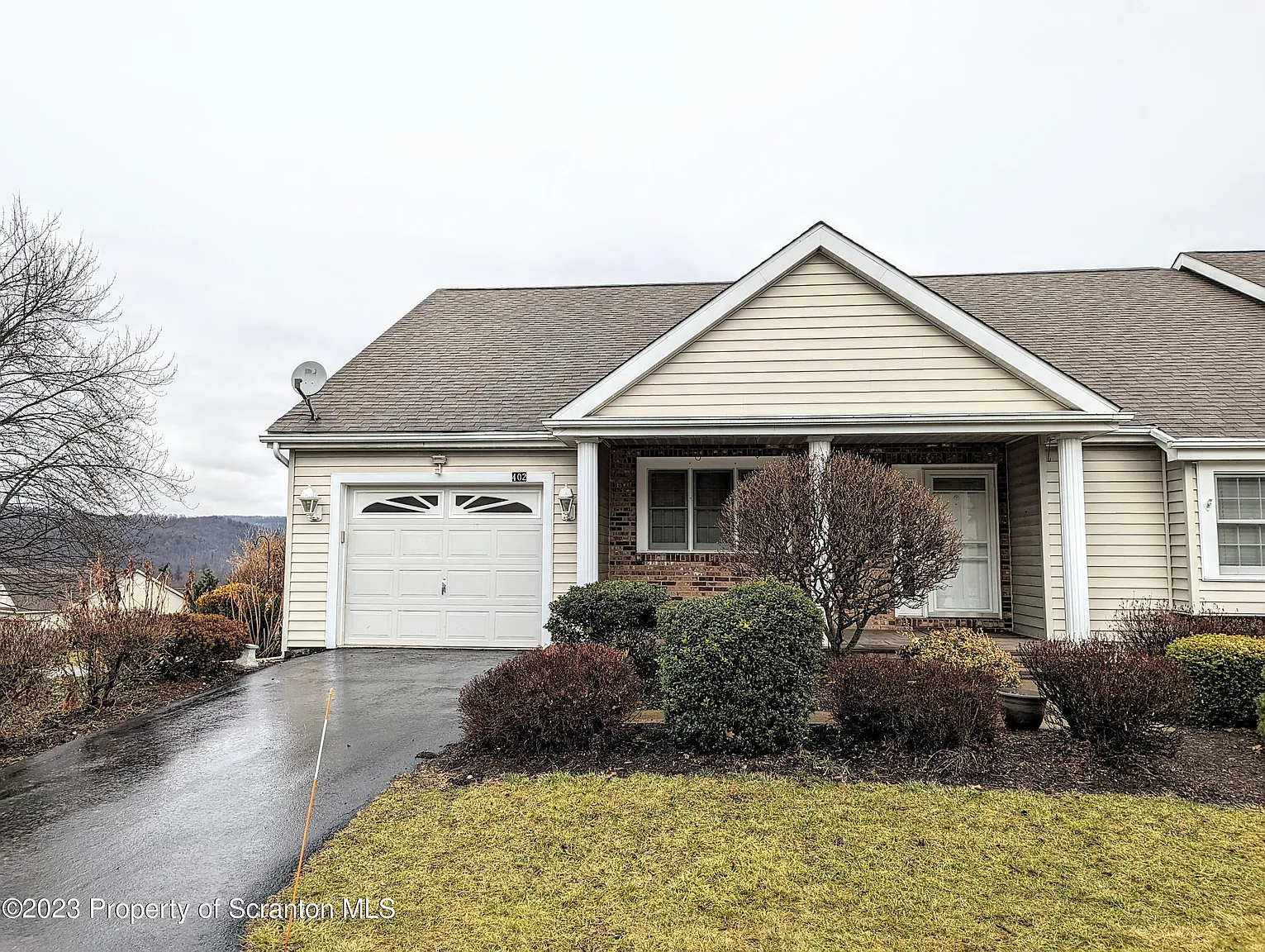 402 Woodland Way photo 1