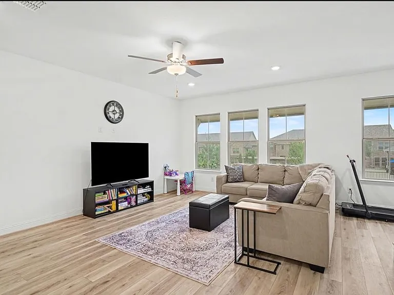 213 Settlers Way — Photo 12