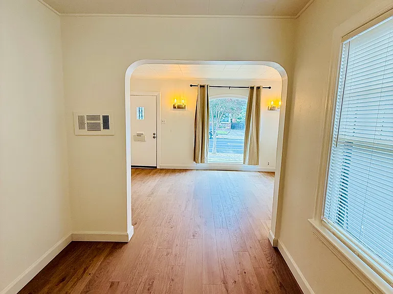 215 Coombs St — Photo 10