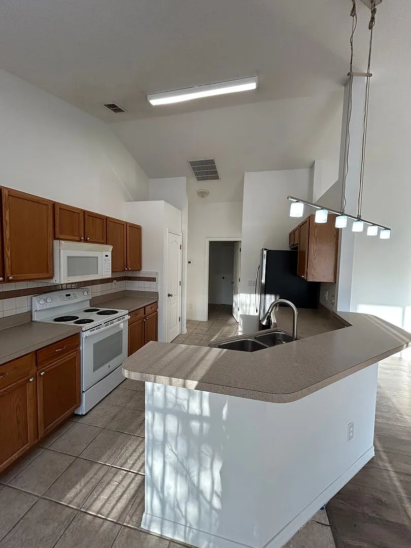 3-Bedroom Home in Windscape Clermont | Open Floor Plan | 2-Car Garage — Photo 2