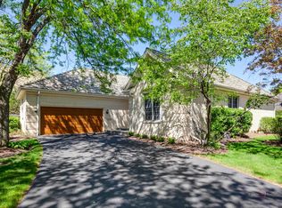 4 Groton Ct, Lincolnshire, IL 60069