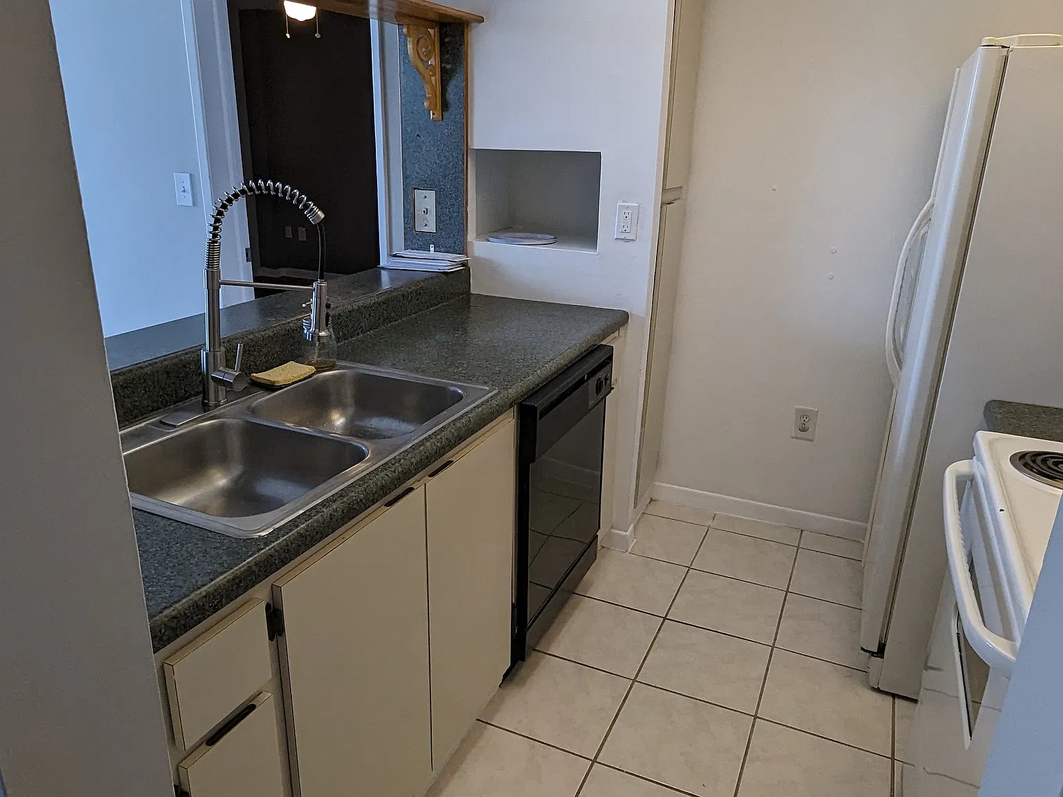 2 bed, 915 sqft, $2,000 — Photo 3