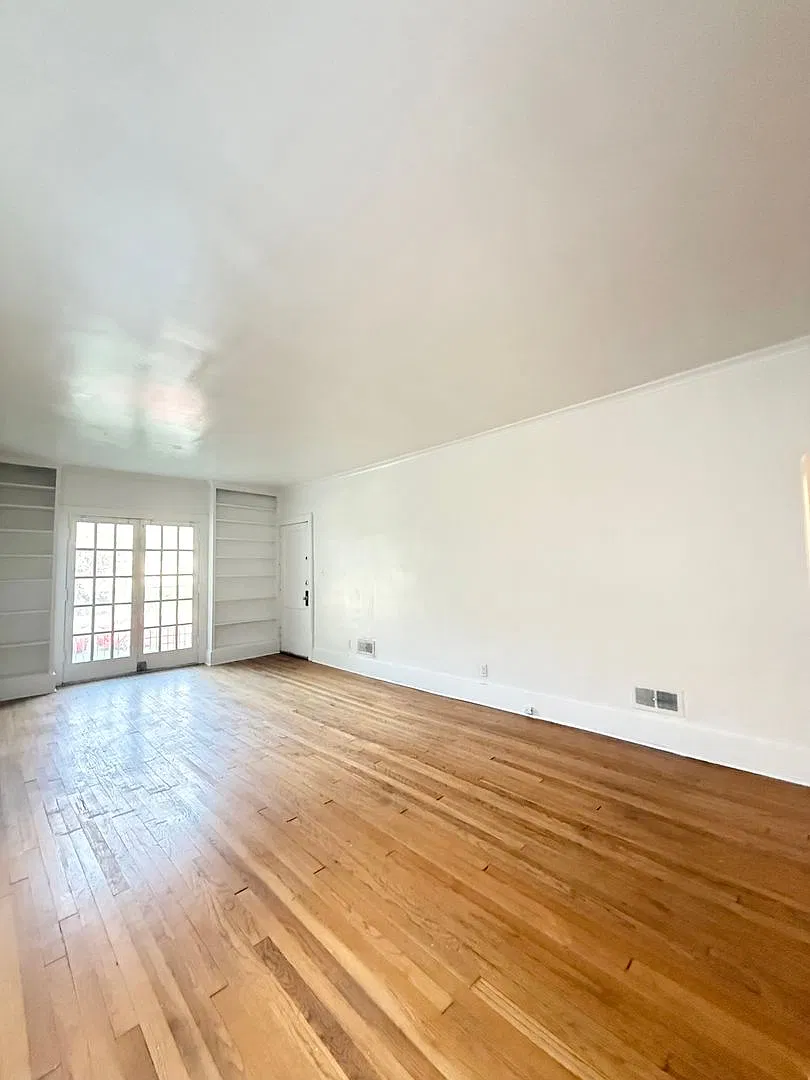 3 Bed in the heart of Blackstone District! Available Now! — Photo 2