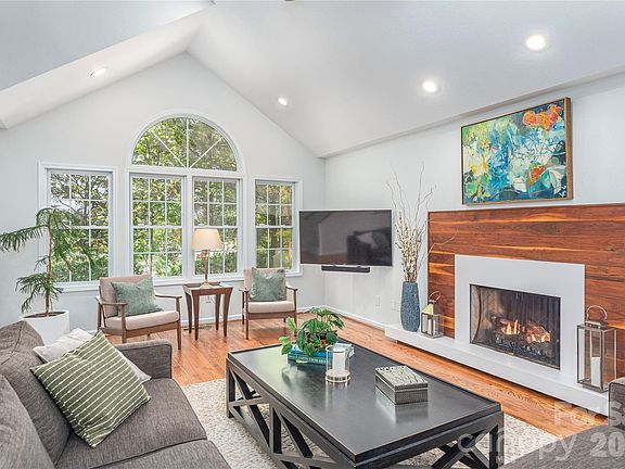 3rd image of 196 Rockhold Dr
