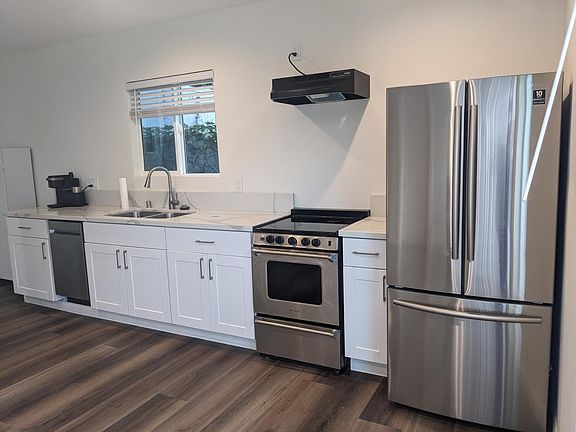 3rd image of 522 N Poinsettia Pl
