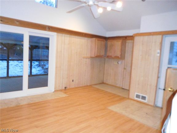 3rd image of 104 Howard St
