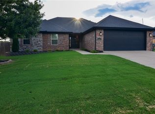 349 N Sabine Pass Rd, Fayetteville, AR 72704