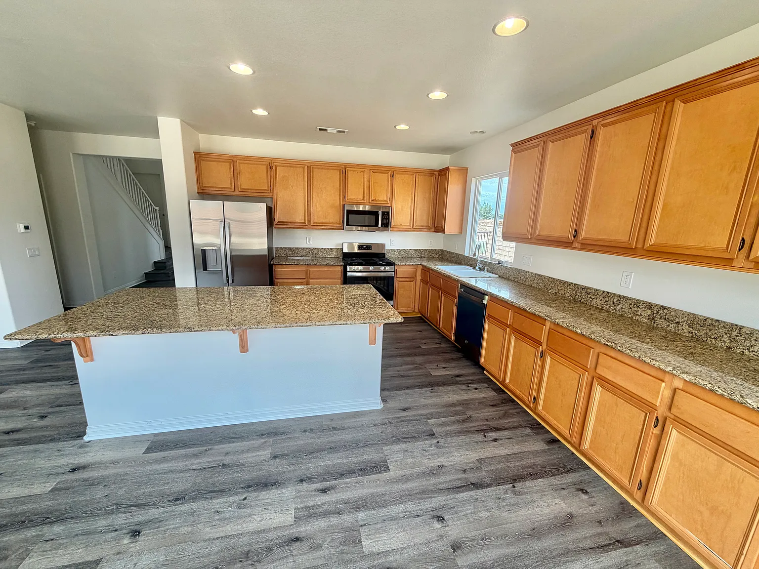 6 bed, 3046 sqft, $3,300 — Photo 3