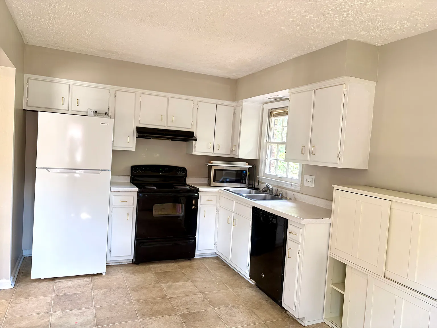5 bed, 2100 sqft, $1,995 — Photo 2