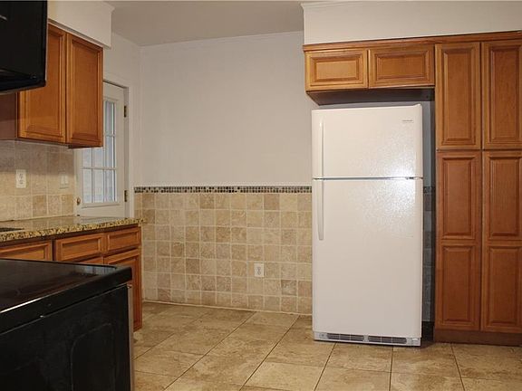 3rd image of 237 Underhill Ave #2