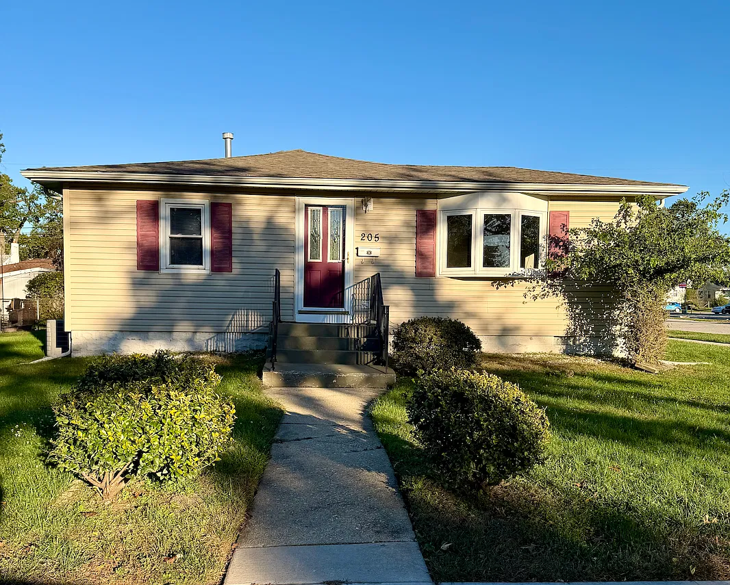 3 bed, 1077 sqft, $2,200 — Photo 1
