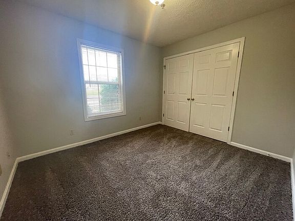 4th image of 907 E Hackberry St #101