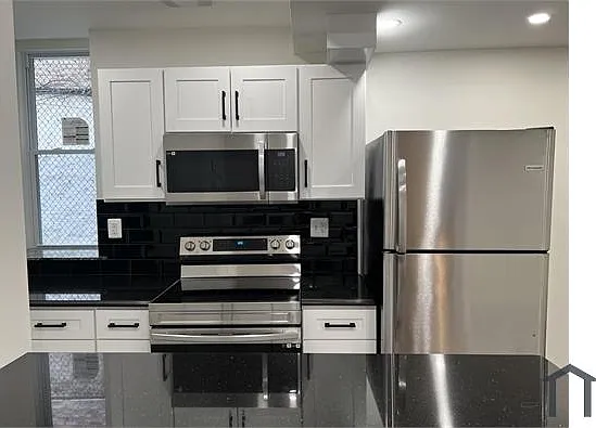 4 bed, 900 sqft, $3,879 — Photo 2