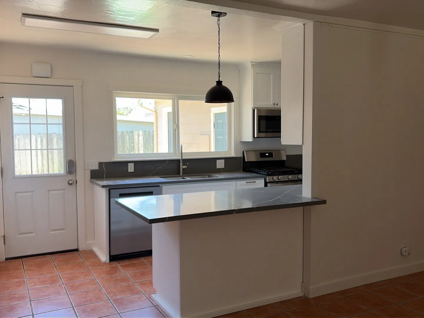 6 bed, $10,800 — Photo 2