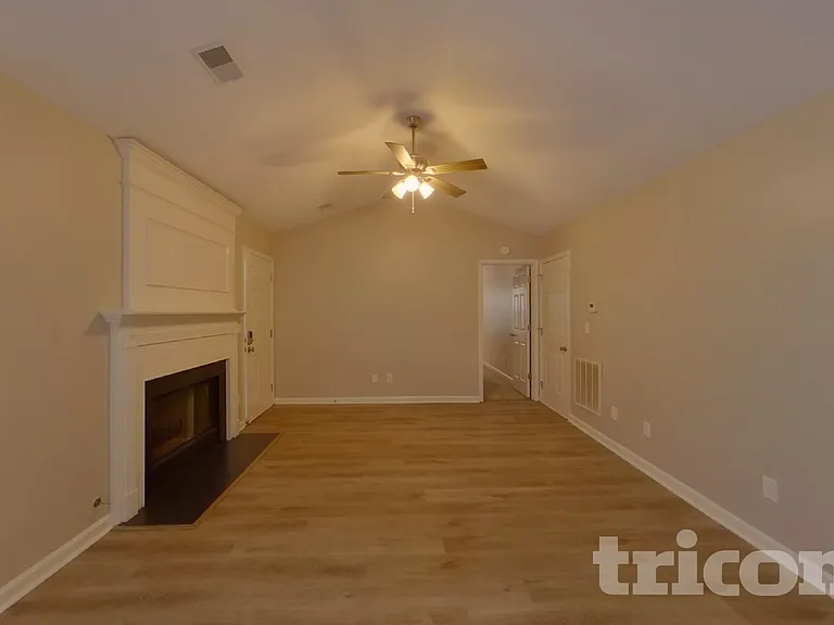 562 Chisolm Way — Photo 2