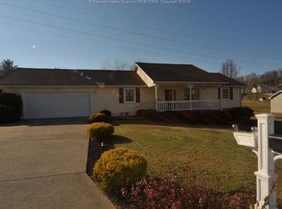 108 Yorktown Rd, Nitro, WV 25143