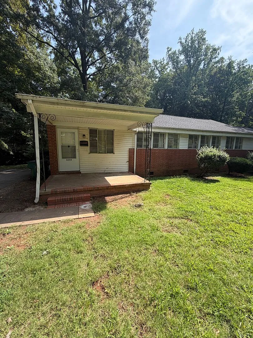 7 minutes away from Bank of America Stadium!! Move in Ready — Photo 1