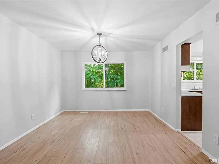 1880 Welling Dr — Photo 9