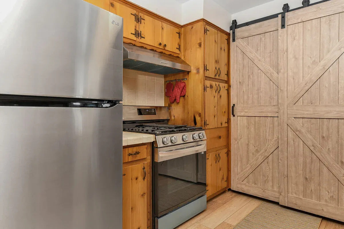 2 bed, 884 sqft, $2,700 — Photo 1