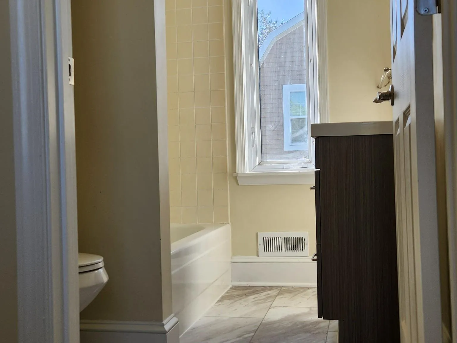 2 bed, 1.5 bath, 1008 sqft, $2,500 — Photo 2