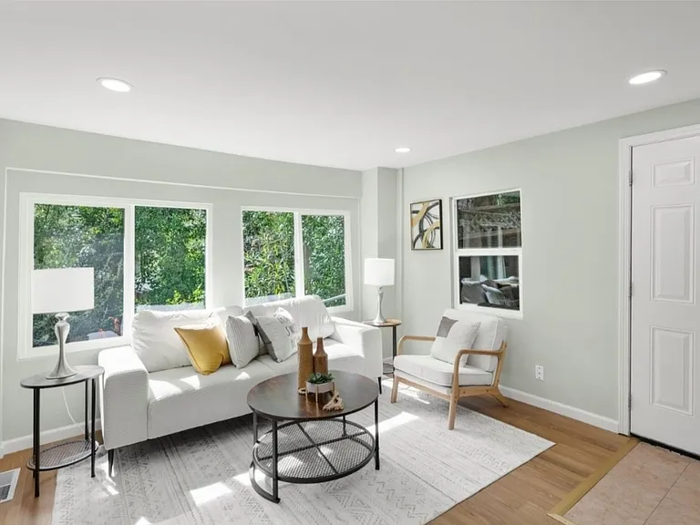 19046 Laurel Dr — Photo 6