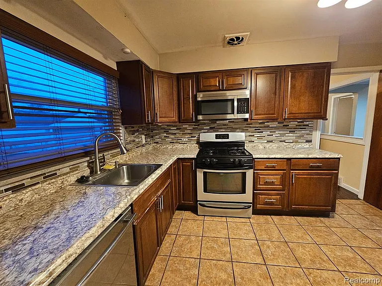 1501 N Silvery Ln — Photo 17