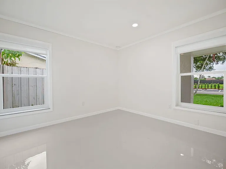 561 SW 168th Ter — Photo 9