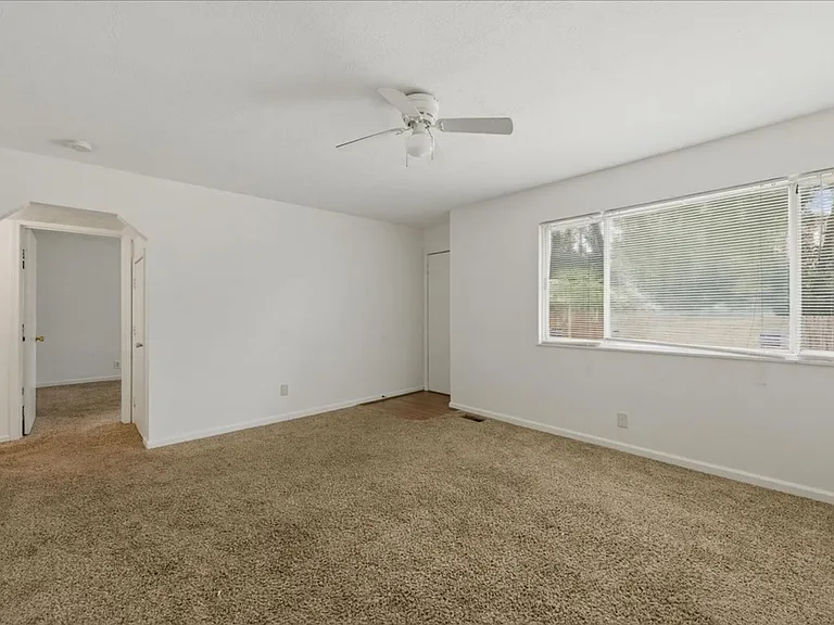 809 - 811 Riverside Rd — Photo 5