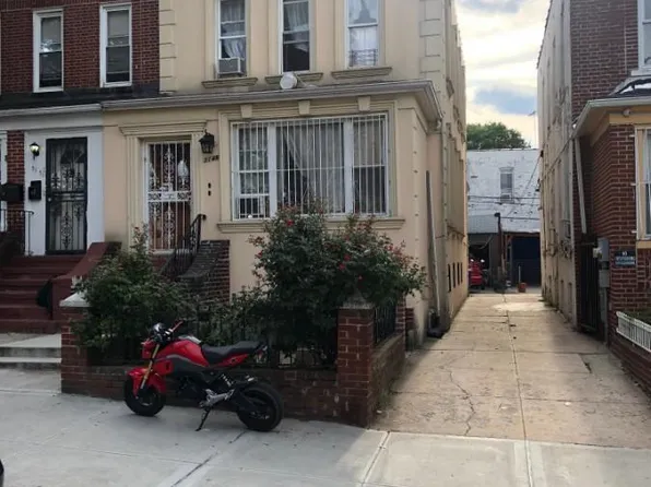 3148 84th St, East Elmhurst, NY 11370