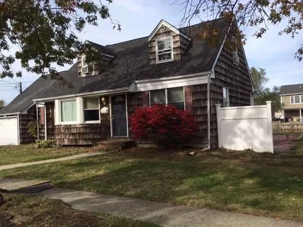 3739 Niami St, Seaford, NY 11783