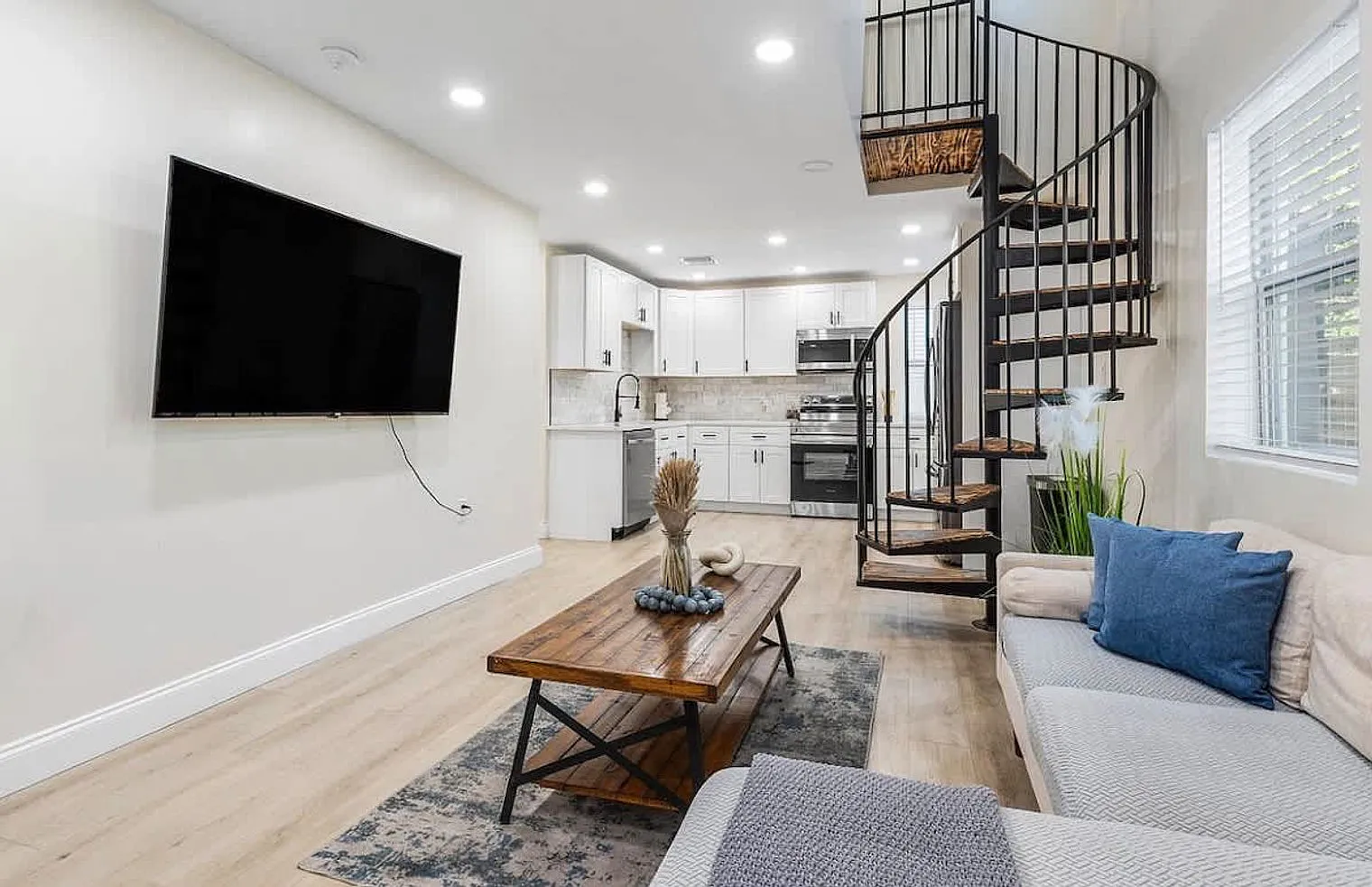 2 bed, 1.0 bath, 990 sqft, $5,507 — Photo 2