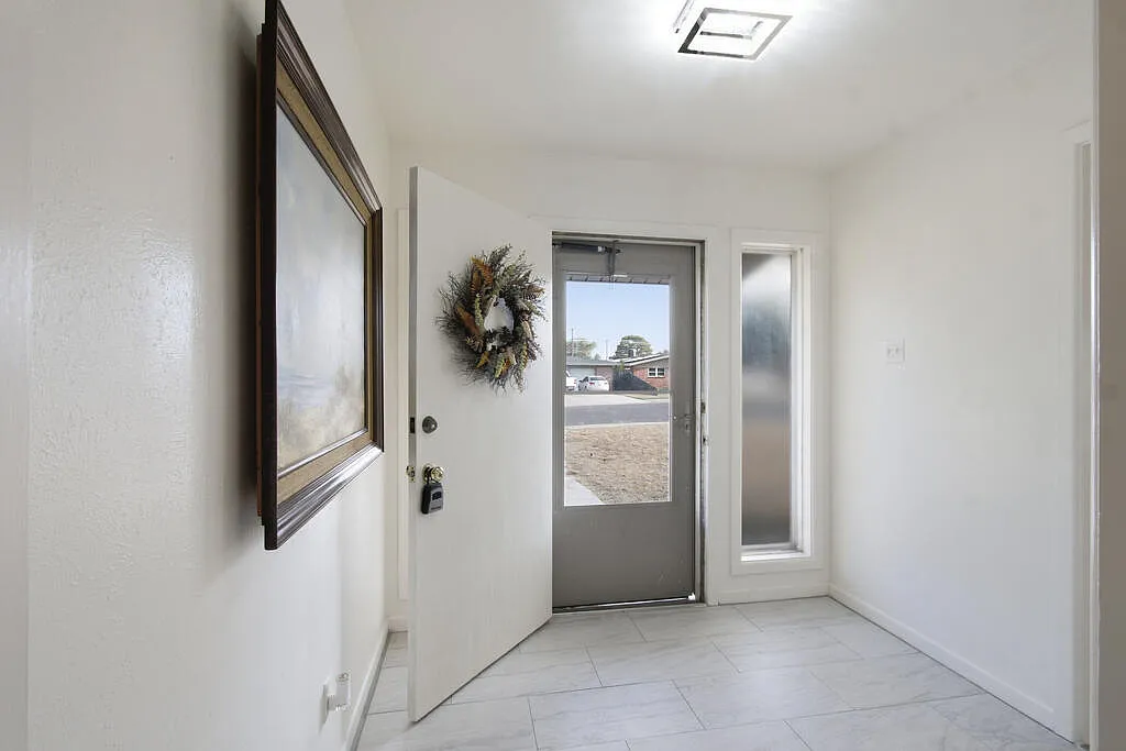3 bed, 2.0 bath, 1704 sqft, $2,500 — Photo 3