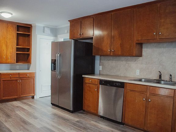 5th image of 155 E Stephenson St