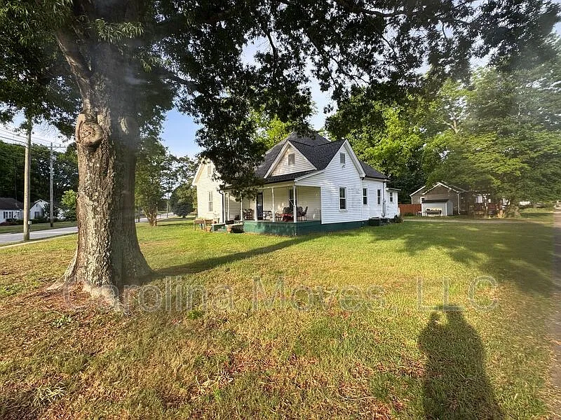 3 bed, 2.0 bath, 1824 sqft, $1,699 — Photo 3