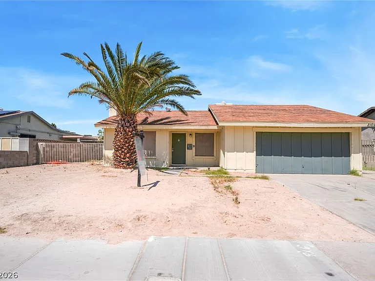 2102 E Russell Rd — Photo 35