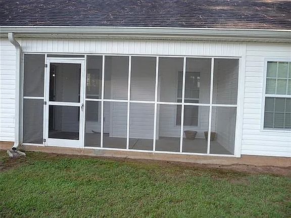 3rd image of 102 Newport Ave