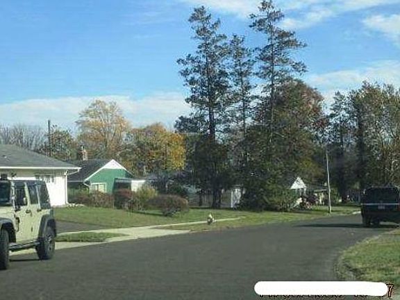 Exterior Neighborhood (street photo)