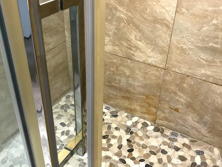 Natural stone pebble tile