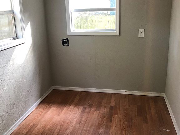 3rd image of 2717 W Surrey Dr