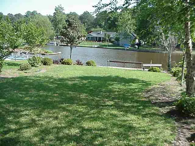203 Bayside Dr — Photo 2