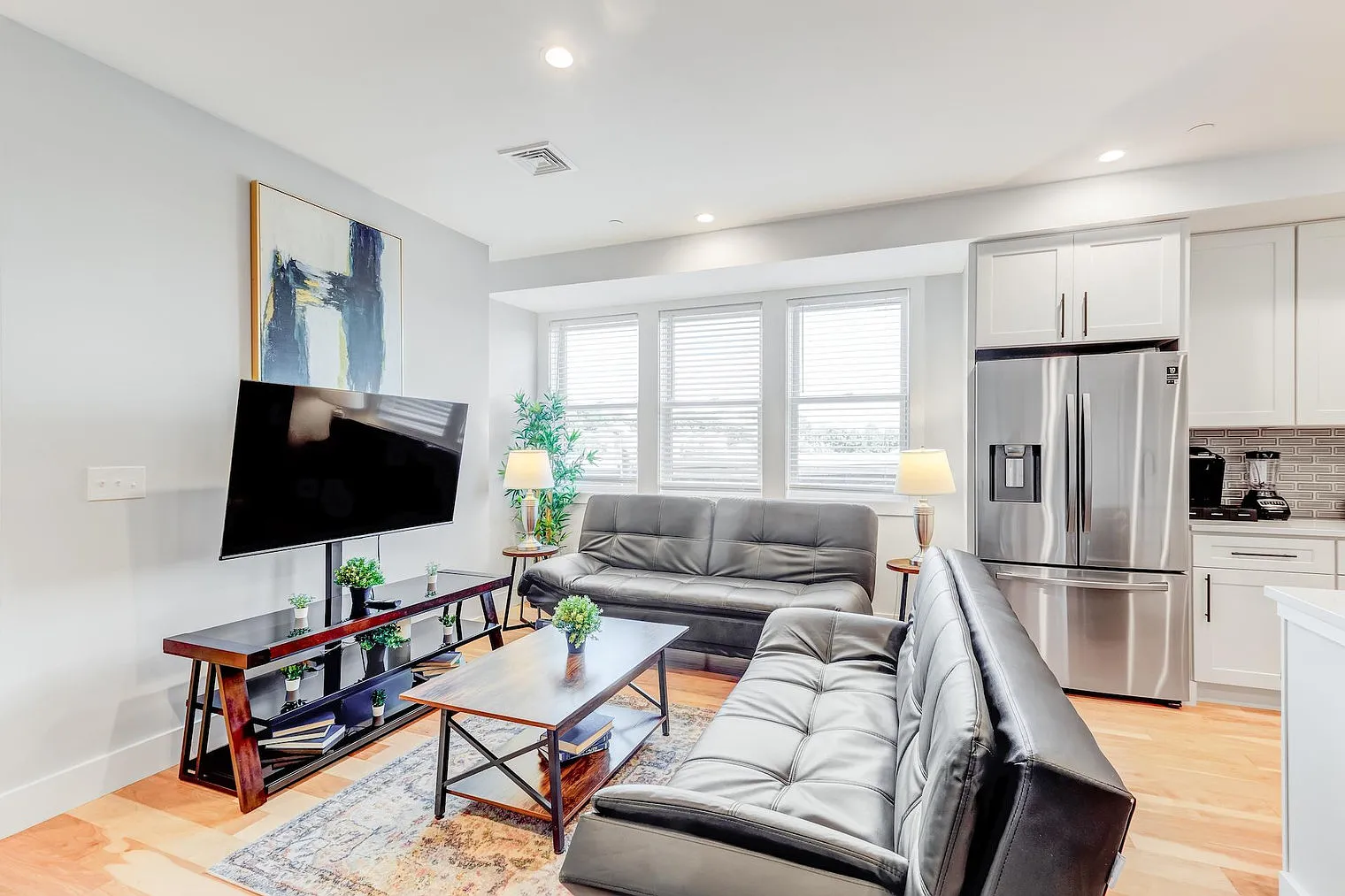 3 bed, 2.0 bath, 968 sqft, $3,142 — Photo 1