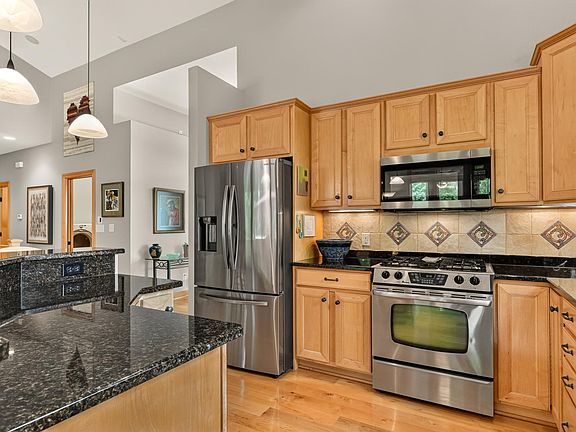 4th image of 639 Donnington Pl